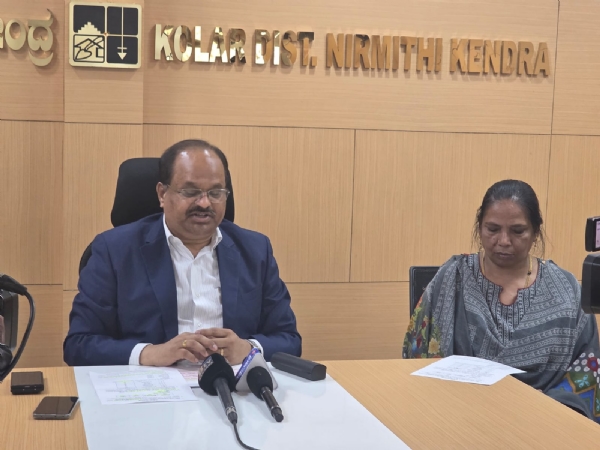 ಕೋಲಾರ ನಗರದ ಹೋರವಲಯದ ನಿರ್ಮಿತಿ ಕೇಂದ್ರದ ಸಭಾಂಗಣದಲ್ಲಿ ಮಾಚ್ ೧೮ರಿಂದ ಆರಂಭವಾಗುವ ೨೦೨೬ರ ಎಸ್.ಎಸ್.ಎಲ್.ಸಿ ಪರೀಕ್ಷೆ ಸುಗಮವಾಗಿ ನಡೆಸಲು ಜಿಲ್ಲಾಡಳಿತವು ಎಲ್ಲಾ ರೀತಿಯ ಪೂರ್ವಸಿದ್ಧತೆಗಳನ್ನು ಮಾಡಿಕೊಂಡಿದೆ ಎಂದು ಜಿಲ್ಲಾಧಿಕಾರಿಗಳಾದ ಡಾ.ಎಂ.ಆರ್.ರವಿ ತಿಳಿಸಿದರು.