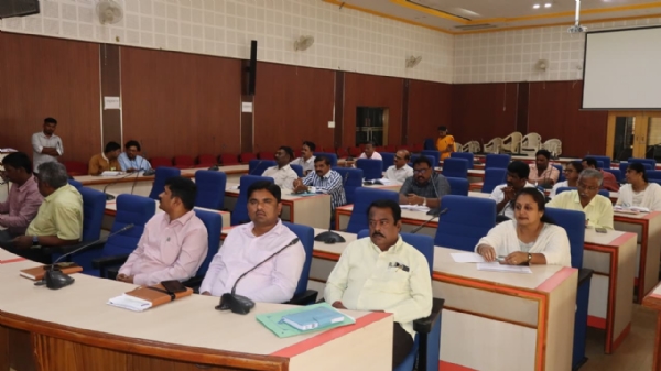 : ಕೋಲಾರ ಜಿಲ್ಲಾ ಪಂಚಾಯತ್ ಮುಖ್ಯ ಕಾರ್ಯನಿರ್ವಾಹಕ ಅಧಿಕಾರಿ ಡಾ. ಪ್ರವೀಣ್ ಪಿ ಬಾಗೇವಾಡಿ ವಿವಿಧ ಗ್ರಾಮ ಪಂಚಾಯತ್ಗಳ ವ್ಯಾಪ್ತಿಯಲ್ಲಿ ನಡೆಯುತ್ತಿರುವ ಅಭಿವೃದ್ಧಿ ಕಾಮಗಾರಿಗಳು, ತೆರಿಗೆ ವಸೂಲಾತಿ ಮತ್ತು ಸಾರ್ವಜನಿಕ ಸೇವೆಗಳ ಅನುಷ್ಠಾನದ ಕುರಿತು ಸಮಗ್ರ ಚರ್ಚೆ ನಡೆಸಿದರು.