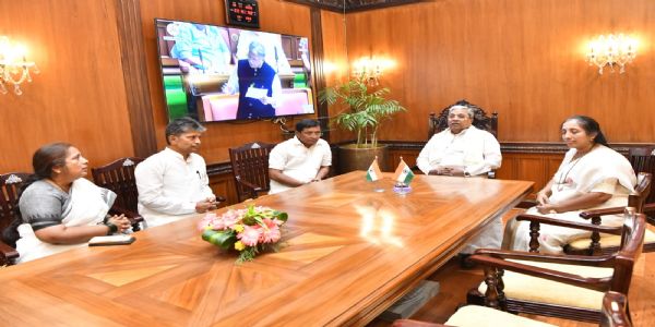 ಮೇಟಿ ಕುಟುಂಬದ ಜೊತೆ ಮುಖ್ಯಮಂತ್ರಿ ಮಾತುಕತೆ