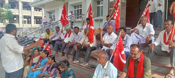 ಆನ್ಲೈನ್ನಲ್ಲಿ ಹಾಲು ಖರೀದಿ ವಿರೋಧಿಸಿ ಕರ್ನಾಟಕ ಪ್ರಾಂತ ರೈತ ಸಂಘದಿAದ ಕೋಲಾರ ತಾಲ್ಲೂಕು ಕಛೇರಿಯ ಮುಂದೆ ಪ್ರತಿಭಟನೆ ನಡೆಸಲಾಯಿತು.