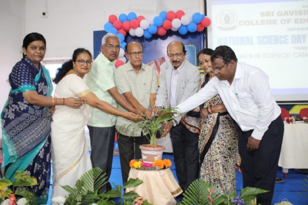 ಪ್ರೊ. ಸಿ.ವಿ. ರಾಮನ್ ವಿಶ್ವಕಂಡ ಶ್ರೇಷ್ಠ ವಿಜ್ಞಾನಿ - ಪ್ರೋ. ಎಸ್.ಟಿ. ನಂದಿಬೇವೂರು ಪ್ರೊ. ಸಿ.ವಿ. ರಾಮನ್ ವಿಶ್ವಕಂಡ ಶ್ರೇಷ್ಠ ವಿಜ್ಞಾನಿ - ಪ್ರೋ. ಎಸ್.ಟಿ. ನಂದಿಬೇವೂರು