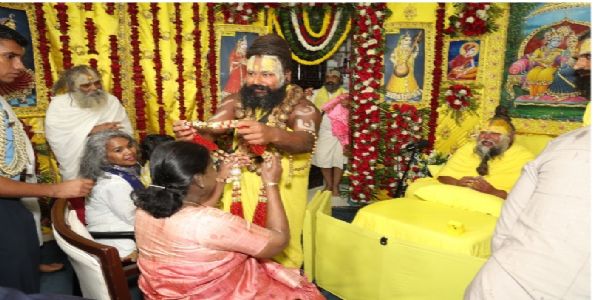 ರಾಷ್ಟ್ರಪತಿ ಮುರ್ಮು–ಪ್ರೇಮಾನಂದ ಮಹಾರಾಜ್ ಭೇಟಿ