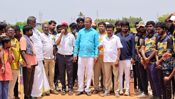 ಕೋಲಾರ ತಾಲ್ಲೂಕಿನ ದೊಡ್ಡ ಹಸಾಳ ಗ್ರಾಮದಲ್ಲಿ  ನಡೆದ ಕ್ರಿಕೆಟ್ ಟೂರ್ನಿಗೆ ಜೆಡಿಎಸ್ ಮುಖಂಡ ಸಿ.ಎಂ.ಆರ್.ಶ್ರೀನಾಥ್ ಚಾಲನೆ ನೀಡಿದರು.