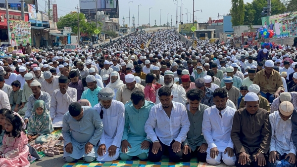 ಕೋಲಾರ ನಗರದ ಈದ್ಗಾ ಮೈದಾನದಲ್ಲಿ ನಡೆದ ರಂಜಾನ್ ಪ್ರಾರ್ಥನೆಯಲ್ಲಿ ಸಾವಿರಾರು ಮಂದಿ ಮುಸ್ಲಿಂ ಬಾಂಧವರು ಪಾಲ್ಗೊಂಡಿದ್ದರು.