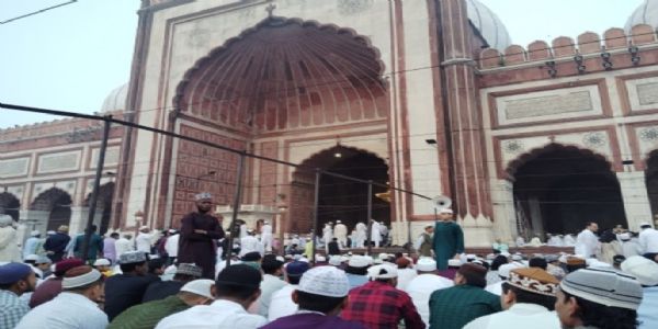 ದೆಹಲಿ: ಈದ್-ಉಲ್-ಫಿತರ್ ಹಬ್ಬ ಭಕ್ತಿಭಾವದಿಂದ ಆಚರಣೆ