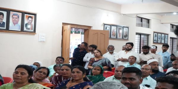 ಸ್ಥಾನಮಾನ ನೀಡುವಾಗ ಮಹಿಳೆಯರು ನೆನಪಾಗುವುದಿಲ್ಲ; ಸಭೆಗೆ ಮಾತ್ರ ನೆನಪಾಗ್ತಿವಾ? – ಮಹಿಳಾ ಕಾಂಗ್ರೆಸ್ ಕಾರ್ಯಕರ್ತೆಯರ ಆಕ್ರೋಶ