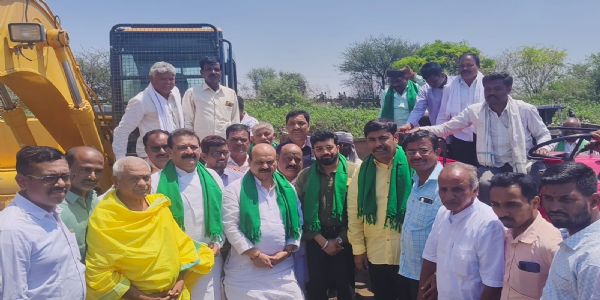 ಕೆರೆ ಹೂಳೆತ್ತುವ ಕಾರ್ಯಕ್ಕೆ ಬೊಮ್ಮಾಯಿ ಚಾಲನೆ