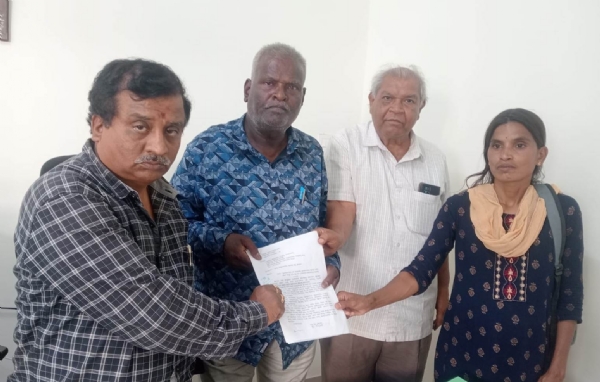 ಕೋಲಾರ ಬಂಗಾರಪೇಟೆ ಬತ್ತಲಹಳ್ಳಿ ಮಾರ್ಗದ ಬಸ್ ಸಂಚಾರ ಆರಂಭಿಸಲು ಒತ್ತಾಯಿಸಿ ಕೋಲಾರ ಜಿಲ್ಲಾಧಿಕಾರಿಗಳಿಗೆ ಮನವಿ ಸಲ್ಲಿಸಲಾಯಿತು.