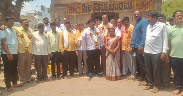 ಕೋಲಾರ ತಾಲ್ಲೂಕಿನ ಅರಹಳ್ಳಿ ಪ್ರಾಥಮಿಕ ಕೃಷಿ ಮತ್ತು ಗ್ರಾಮೀಣ ಸಹಕಾರ ಸಂಘದ ಆಡಳಿತ ಮಂಡಳಿಯ ಚುನಾವಣೆಗೆ ಸ್ಪರ್ಧಿಸಿರುವ ಅಭ್ಯರ್ಥಿಗಳು ಕೋಲಾರಮ್ಮ ದೇವಾಲಯದಲ್ಲಿ ಪೂಜೆ ಸಲ್ಲಿಸಿದರು.