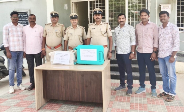 ಗಾಂಜಾ ಸಾಗಾಣಿಕೆಯ ಆರೋಪಿಗಳನ್ನು ಬಂಧಿಸಿರುವ ಬಂಗಾರಪೇಟೆ ಪೊಲೀಸರು.