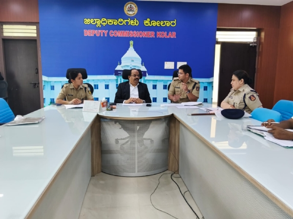 ಕೋಲಾರ ಜಿಲ್ಲಾಧಿಕಾರಿ ಡಾ. ಎಂ.ಆರ್.ರವಿ ಮಾದಕದ್ರವ್ಯ ಬಳಕೆ ತಡೆ ಮತ್ತು ನಿಯಂತ್ರಣ ಸಮಿತಿಯ ಸಭೆ ನಡೆಸಿದರು.