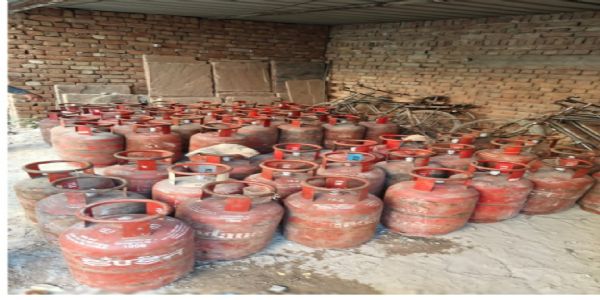 ದೆಹಲಿಯಲ್ಲಿ ಅಕ್ರಮ ಎಲ್ಪಿಜಿ ಸಿಲಿಂಡರ್ ಮಾರಾಟ: 183 ಸಿಲಿಂಡರ್ ವಶ, ನಾಲ್ವರ ಬಂಧನ