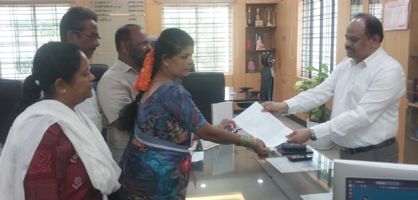 ಜಿಲ್ಲಾ ರೈತ ಸಂಘದ ಅಧ್ಯಕ್ಷ ಟಿ.ಎಂ.ವೆ0ಕಟೇಶ್ ಕುಟುಂಬಕ್ಕೆ ಪರಿಹಾರ ಕಲ್ಪಿಸುವಂತೆ ಕೋರಿ ಕುಟುಂಬದ ಸದಸ್ಯರು ಕೋಲಾರ ಜಿಲ್ಲಾಧಿಕಾರಿ ಡಾ.ಎಂ.ಆರ್. ರವಿಯವರಿಗೆ ಮನವಿ ಸಲ್ಲಿಸಿದರು.