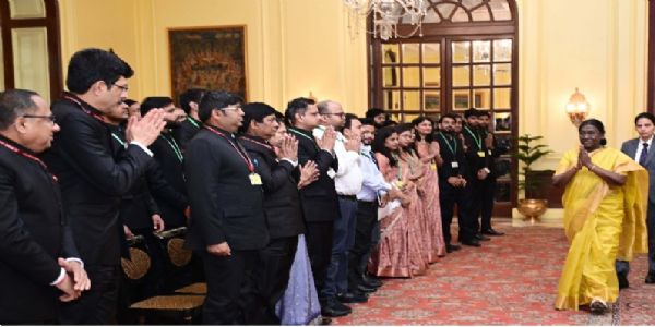 ರಾಷ್ಟ್ರ ನಿರ್ಮಾಣದಲ್ಲಿ ಸಕ್ರಿಯ ಪಾತ್ರ ವಹಿಸಿ:ಸಿಪಿಈಎಸ್, ಐಇಎಸ್ ಅಧಿಕಾರಿಗಳಿಗೆ ರಾಷ್ಟ್ರಪತಿ ಕರೆ