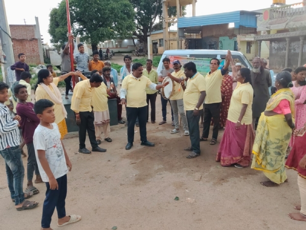 ಕೋಲಾರ ತಾಲ್ಲೂಕಿನ ಚನ್ನಸಂದ್ರದಲ್ಲಿ ವಿಶ್ವರಂಗಭೂಮಿ ದಿನದ ಅಂಗವಾಗಿ ಈನೆಲ ಈಜಲ ಕಲಾ ತಂಡದಿAದ ಬೀದಿ ನಾಟಕ ಪ್ರದರ್ಶನ ನಡೆಯಿತು.