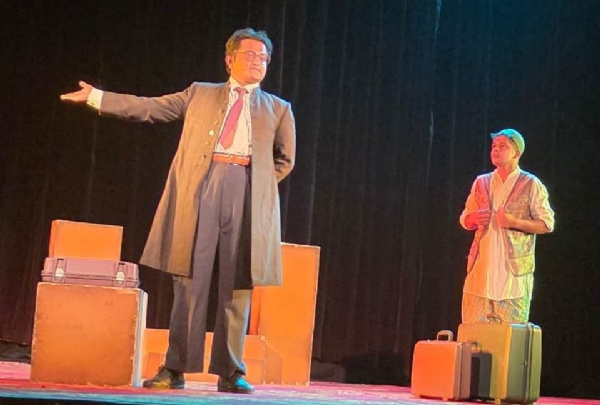 ಕೋಲಾರದ ರಂಗಮ0ದಿರದಲ್ಲಿ ಮೈಸೂರಿನ ರಂಗಾಯಣ ರೆಪರ್ಟರಿ ತಂಡ ಪ್ರಸ್ತುತಪಡಿಸಿದ ತೇರಹಳ್ಳಿ ಬೆಟ್ಟದ ಪಾಪರಾಜನಹಳ್ಳಿ ಬುಡ್ಡಿದೀಪ ಸಂಸ್ಥೆಯ ಕೋಟಿಗಾನಹಳ್ಳಿ ರಾಮಯ್ಯ ರಚಿಸಿದ ಡಾ.ಬಿ.ಆರ್.ಅಂಬೇಡ್ಕರ್ ಅಂಬೇಡ್ಕರ್ ಕೊಲಾಜ್ ನಾಟಕದ ಪ್ರದರ್ಶನ ನಡೆಯಿತು.