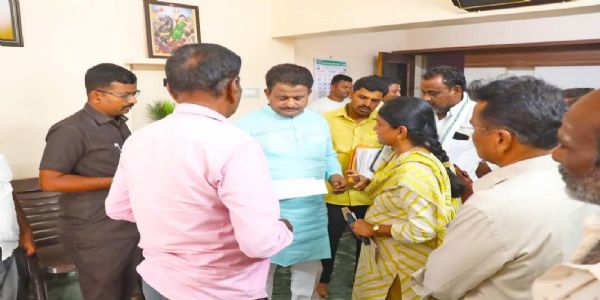 ಸಿಂದಗಿಯಲ್ಲಿ ಸಾರ್ವಜನಿಕರ ಭೇಟಿ, ಅಹವಾಲು ಸ್ವೀಕರಿಸಿದ ಶಾಸಕ ಮನಗೂಳಿ