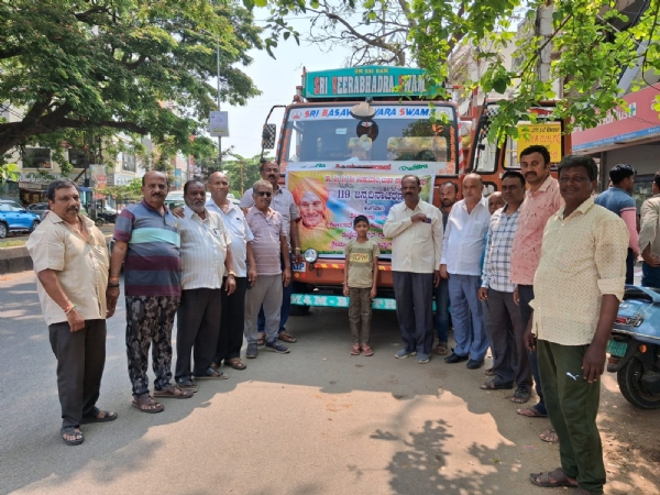 ತ್ರಿವಿಧ ದಾಸೋಹಿ ತುಮಕೂರಿನ ಸಿದ್ದಗಂಗಾ ಮಠದ ಶಿವಕುಮಾರ ಸ್ವಾಮೀಜಿಯವರ ಜನ್ಮದಿನಾಚರಣೆಗೆ ಕೋಲಾರದಿಂದ ಅಕ್ಕಿ, ಬೆಲ್ಲ, ಬೇಳೆ, ಎಣ್ಣೆ, ತರಕಾರಿ ವಿವಿಧ ದಿನಸಿ ವಸ್ತುಗಳನ್ನು ದೇಣಿಗೆಯಾಗಿ ಕಳುಹಿಸಿಕೊಡಲಾಯಿತು.