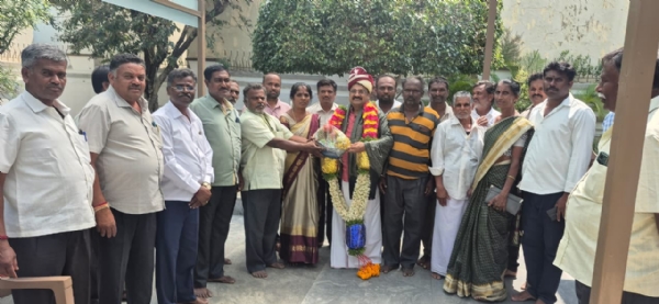 ಕೋಲಾರ ತಾಲ್ಲೂಕು ಬೆಳಗಾನಹಳ್ಳಿ ಹಾಲು ಉತ್ಪಾದಕರ ಸಹಕಾರ ಸಂಘದ ನೂತನ ನಿರ್ದೇಶಕರು ಮತ್ತು ಅಧ್ಯಕ್ಷರನ್ನು ಶಾಸಕ ಎಸ್ಎನ್ನಾರಾಯಸ್ವಾಮಿ ಸನ್ಮಾನಿಸಿದರು. ಕೋಲಾರ ತಾಲ್ಲೂಕು ಬೆಳಗಾನಹಳ್ಳಿ ಹಾಲು ಉತ್ಪಾದಕರ ಸಹಕಾರ ಸಂಘದ ನೂತನ ನಿರ್ದೇಶಕರು ಮತ್ತು ಅಧ್ಯಕ್ಷರನ್ನು ಶಾಸಕ ಎಸ್ಎನ್ನಾರಾಯಸ್ವಾಮಿ ಸನ್ಮಾನಿಸಿದರು.