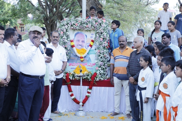 ಕೋಲಾರ ನಗರ ಕಠಾರಿಪಾಳ್ಯ ಶಾಲಾ ಆವರಣದ ಕನಕ ಬ್ಯಾಸ್ಕೆಟ್ಬಾಲ್ ಕ್ರೀಡಾಂಗಣದಲ್ಲಿ ಭಾನುವಾರ ಆಯೋಜಿಸಲಾಗಿದ್ದ ಲೆಫ್ಟಿನೆಂಟ್ ಕರ್ನಲ್ ಅಮರನಾಥ್ರ ಎರಡನೇ ವರ್ಷ ಸ್ಮರಣಾ ಕಾರ್ಯಕ್ರಮ ನಡೆಯಿತು. ಕೋಲಾರ ನಗರ ಕಠಾರಿಪಾಳ್ಯ ಶಾಲಾ ಆವರಣದ ಕನಕ ಬ್ಯಾಸ್ಕೆಟ್ಬಾಲ್ ಕ್ರೀಡಾಂಗಣದಲ್ಲಿ ಭಾನುವಾರ ಆಯೋಜಿಸಲಾಗಿದ್ದ ಲೆಫ್ಟಿನೆಂಟ್ ಕರ್ನಲ್ ಅಮರನಾಥ್ರ ಎರಡನೇ ವರ್ಷ ಸ್ಮರಣಾ ಕಾರ್ಯಕ್ರಮ ನಡೆಯಿತು.