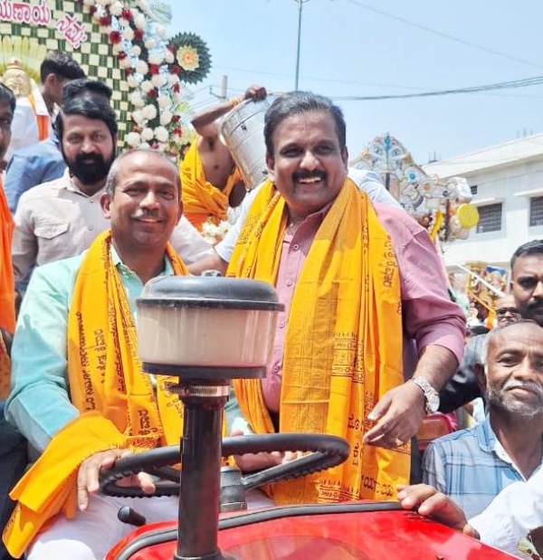 ಕೋಲಾರದಲ್ಲಿ ನಡೆದ ಸಂತ ಕೈವಾರ ತಾತಯ್ಯನವರ ೩೦೦ನೇ ಜಯಂತಿಯಲ್ಲಿ ಮುಖ್ಯಮಂತ್ರಿಗಳ ಮಾಧ್ಯಮ ಸಲಹೆಗಾರ ಕೆ.ವಿ.ಪ್ರಭಾಕರ್ ಭಾಗಿಯಾಗಿದ್ದರು. ಕೋಲಾರದಲ್ಲಿ ನಡೆದ ಸಂತ ಕೈವಾರ ತಾತಯ್ಯನವರ ೩೦೦ನೇ ಜಯಂತಿಯಲ್ಲಿ ಮುಖ್ಯಮಂತ್ರಿಗಳ ಮಾಧ್ಯಮ ಸಲಹೆಗಾರ ಕೆ.ವಿ.ಪ್ರಭಾಕರ್ ಭಾಗಿಯಾಗಿದ್ದರು.