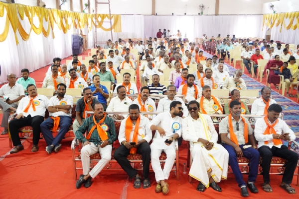 ಆ್ಯಂಕರ್ : ಈಗಿನ ಯುವಪೀಳಿಗೆಯು ಗುಣಮಟ್ಟದ ಶಿಕ್ಷಣ ಪಡೆದುಕೊಳ್ಳಬೇಕು. ಶಿಕ್ಷಣ ಕ್ಷೇತ್ರದಲ್ಲಿ ತಮ್ಮನ್ನು ತಾವು ತೊಡಗಿಸಿಕೊಂಡಾಗ ಮಾತ್ರ ಮುಂಚೂಣಿಗೆ ಬರಲು ಸಾಧ್ಯ ಎಂದು ಮಹಾನಗರ ಪಾಲಿಕೆಯ ಮಹಾಪೌರರಾದ ಪಿ.ಗಾದೆಪ್ಪ ಅವರು ಹೇಳಿದರು. ಜಿಲ್ಲಾಡಳಿತ, ಜಿಲ್ಲಾ ಪಂಚಾಯತ್, ಕನ್ನಡ ಮತ್ತು ಸಂಸ್ಕೃತಿ ಇಲಾಖೆ, ಮಹಾನಗರ ಪಾಲಿಕೆ ಇವರ ಸಂಯುಕ್ತಾಶ್ರಯದಲ್ಲಿ ನಗರದ ವಡ್ಡರಬಂಡೆಯ ಬಲಿಜ ಭವನದಲ್ಲಿ ಮಂಗಳವಾರ ಏರ್ಪಡಿಸಿದ್ದ ಯೋಗಿ ನಾರೇಯಣ ಯತೀಂದ್ರ ಶ್ರೀ ಕೈವಾರ ತಾತಯ್ಯ ಜಯಂತಿ ಕಾರ್ಯಕ್ರಮ ಉದ್ಘಾಟಿಸಿ ಅವರು ಮಾತನಾಡಿದರು. ವಿಶ್ವಮಾನವ ಸಂದೇಶ ಸಾರಿದ ನಾರೇಯಣ ಯತೀಂದ್ರ ಅವರ ಜಯಂತಿ ಆಚರಿಸುತ್ತಿರುವುದು ಅರ್ಥಪೂರ್ಣವಾಗಿದ್ದು, ಮಹಾನ್ ನಾಯಕರ ಆದರ್ಶ ಗುಣಗಳನ್ನು ಎಲ್ಲರೂ ಜೀವನದಲ್ಲಿ ಅಳವಡಿಸಿಕೊಳ್ಳಬೇಕು. ಮುಂಬರುವ ದಿನಗಳಲ್ಲಿ ಜಿಲ್ಲಾ ಮಟ್ಟದಲ್ಲಿ ಆಚರಿಸಲಾಗುವ ಜಯಂತಿ ಕಾರ್ಯಕ್ರಮಗಳಿಗಾಗಿ ಮಹಾನಗರ ಪಾಲಿಕೆ ವತಿಯಿಂದ ವಿಶೇಷ ಅನುದಾನ ಒದಗಿಸಲಾಗುವುದು ಎಂದು ಭರವಸೆ ನೀಡಿದರು. ಜಿಲ್ಲಾ ಗ್ಯಾರಂಟಿ ಯೋಜನೆಗಳ ಅನುಷ್ಠಾನ ಪ್ರಾಧಿಕಾರದ ಅಧ್ಯಕ್ಷ ಕೆ.ಇ.ಚಿದಾನಂದಪ್ಪ ಅವರು ಮಾತನಾಡಿ, ಬಲಿಜ ಜನಾಂಗದವರು ಸಮಾಜದ ಅಭಿವೃದ್ಧಿಯಲ್ಲಿ ಪ್ರಮುಖ ಪಾತ್ರ ವಹಿಸುತ್ತಿದ್ದು, ದಾನ-ಧರ್ಮಕ್ಕೆ ಆದ್ಯತೆ ನೀಡುವವರಾಗಿದ್ದಾರೆ. ಇನ್ನೂ ಹೆಚ್ಚಿನ ಶಿಕ್ಷಣ ಮತ್ತು ಉದ್ಯೋಗ ಅವಕಾಶಗಳನ್ನು ಪಡೆದುಕೊಳ್ಳುವ ಮೂಲಕ ಅಭಿವೃದ್ಧಿ ಹೊಂದಬೇಕು ಎಂದು ಆಶಿಸಿದರು. ಬಳ್ಳಾರಿಯ ನಿವೃತ್ತ ಶಿಕ್ಷಕ ಕೆ.ಬಿ.ಸಿದ್ದಲಿಂಗಪ್ಪ ಅವರು ಜಯಂತಿ ಕುರಿತು ವಿಶೇಷ ಉಪನ್ಯಾಸದಲ್ಲಿ ಮಾತನಾಡಿ, ಕೈವಾರದ ಯೋಗಿ ನಾರೇಯಣ ಯತೀಂದ್ರ (ತಾತಯ್ಯ) ಅವರು ಚಿಕ್ಕಬಳ್ಳಾಪುರ ಜಿಲ್ಲೆಯ ಪ್ರಸಿದ್ಧ ಸಂತ, ಕವಿ ಮತ್ತು ಕಾಲಜ್ಞಾನಿ. ಇವರು ಕೈವಾರದ ಅಮರನಾರಾಯಣನ ಭಕ್ತರಾಗಿದ್ದು, ಭಕ್ತಿ ಮಾರ್ಗ, ವೇದಾಂತ ಮತ್ತು ಸಾಮಾಜಿಕ ಸಮಾನತೆಯನ್ನು ಬೋಧಿಸಿದರು. ಇವರ ಕೀರ್ತನೆಗಳು ಮತ್ತು ತತ್ವಪದಗಳು (ತಾತಯ್ಯನ ತತ್ವಗಳು) ಕನ್ನಡ ಮತ್ತು ತೆಲುಗು ಸಾಹಿತ್ಯದಲ್ಲಿ ಜನಪ್ರಿಯವಾಗಿವೆ ಎಂದು ತಿಳಿಸಿದರು. ಕಾರ್ಯಕ್ರಮದಲ್ಲಿ ಬಳ್ಳಾರಿಯ ಅನುಕೃಪ ರೌಡರು ತಂಡದಿAದ ಭಕ್ತಿ ಸಂಗೀತ ಪ್ರಸ್ತುತ ಪಡಿಸಿದರು. ವಿವಿಧ ಕ್ಷೇತ್ರದಲ್ಲಿ ಸಾಧನೆಗೈದ ಸಮಾಜದ ಮುಖಂಡರನ್ನು ಸನ್ಮಾನಿಸಿ ಗೌರವಿಸಲಾಯಿತು. *ಅದ್ದೂರಿ ಮೆರವಣಿಗೆ:* ಯೋಗಿ ನಾರೇಯಣ ಯತೀಂದ್ರ ಶ್ರೀ ಕೈವಾರ ತಾತಯ್ಯ ಜಯಂತಿ ಅಂಗವಾಗಿ ನಗರದಲ್ಲಿ ಅದ್ದೂರಿ ಮೆರವಣಿಗೆ ನಡೆಯಿತು. ವಿವಿಧ ಸಾಂಸ್ಕೃತಿಕ ಕಲಾತಂಡಗಳನ್ನೊAಡು ಮೆರವಣಿಗೆಯು ಬಲಿಜ ಭವನದಿಂದ ಆರಂಭವಾಗಿ ರಾಘವೇಂದ್ರ ಚಿತ್ರಮಂದಿರ- ಇಂದಿರಾ ವೃತ್ತ- ಗಡಿಗಿ ಚೆನ್ನಪ್ಪ ವೃತ್ತ- ಮೀನಾಕ್ಷಿ ವೃತ್ತ- ಮರಳಿ ಬಲಿಜ ಭವನದ ವರೆಗೆ ಸಾಗಿ ಬಂದಿತು. ಕಾರ್ಯಕ್ರಮದಲ್ಲಿ ಜಿಲ್ಲಾ ಬಲಿಜ ಸಂಘದ ಅಧ್ಯಕ್ಷ ಕೆ.ರಮೇಶ್ ಬುಜ್ಜಿ, ಕನ್ನಡ ಮತ್ತು ಸಂಸ್ಕೃತಿ ಇಲಾಖೆಯ ಸಹಾಯಕ ನಿರ್ದೇಶಕ ಬಿ.ನಾಗರಾಜ್ ಸೇರಿದಂತೆ ಸಮಾಜದ ಮುಖಂಡರು, ಗಣ್ಯರು, ಸಾರ್ವಜನಿಕರು ಹಾಗೂ ಇತರರು ಉಪಸ್ಥಿತರಿದ್ದರು. ಆ್ಯಂಕರ್ : ಈಗಿನ ಯುವಪೀಳಿಗೆಯು ಗುಣಮಟ್ಟದ ಶಿಕ್ಷಣ ಪಡೆದುಕೊಳ್ಳಬೇಕು. ಶಿಕ್ಷಣ ಕ್ಷೇತ್ರದಲ್ಲಿ ತಮ್ಮನ್ನು ತಾವು ತೊಡಗಿಸಿಕೊಂಡಾಗ ಮಾತ್ರ ಮುಂಚೂಣಿಗೆ ಬರಲು ಸಾಧ್ಯ ಎಂದು ಮಹಾನಗರ ಪಾಲಿಕೆಯ ಮಹಾಪೌರರಾದ ಪಿ.ಗಾದೆಪ್ಪ ಅವರು ಹೇಳಿದರು. ಜಿಲ್ಲಾಡಳಿತ, ಜಿಲ್ಲಾ ಪಂಚಾಯತ್, ಕನ್ನಡ ಮತ್ತು ಸಂಸ್ಕೃತಿ ಇಲಾಖೆ, ಮಹಾನಗರ ಪಾಲಿಕೆ ಇವರ ಸಂಯುಕ್ತಾಶ್ರಯದಲ್ಲಿ ನಗರದ ವಡ್ಡರಬಂಡೆಯ ಬಲಿಜ ಭವನದಲ್ಲಿ ಮಂಗಳವಾರ ಏರ್ಪಡಿಸಿದ್ದ ಯೋಗಿ ನಾರೇಯಣ ಯತೀಂದ್ರ ಶ್ರೀ ಕೈವಾರ ತಾತಯ್ಯ ಜಯಂತಿ ಕಾರ್ಯಕ್ರಮ ಉದ್ಘಾಟಿಸಿ ಅವರು ಮಾತನಾಡಿದರು. ವಿಶ್ವಮಾನವ ಸಂದೇಶ ಸಾರಿದ ನಾರೇಯಣ ಯತೀಂದ್ರ ಅವರ ಜಯಂತಿ ಆಚರಿಸುತ್ತಿರುವುದು ಅರ್ಥಪೂರ್ಣವಾಗಿದ್ದು, ಮಹಾನ್ ನಾಯಕರ ಆದರ್ಶ ಗುಣಗಳನ್ನು ಎಲ್ಲರೂ ಜೀವನದಲ್ಲಿ ಅಳವಡಿಸಿಕೊಳ್ಳಬೇಕು. ಮುಂಬರುವ ದಿನಗಳಲ್ಲಿ ಜಿಲ್ಲಾ ಮಟ್ಟದಲ್ಲಿ ಆಚರಿಸಲಾಗುವ ಜಯಂತಿ ಕಾರ್ಯಕ್ರಮಗಳಿಗಾಗಿ ಮಹಾನಗರ ಪಾಲಿಕೆ ವತಿಯಿಂದ ವಿಶೇಷ ಅನುದಾನ ಒದಗಿಸಲಾಗುವುದು ಎಂದು ಭರವಸೆ ನೀಡಿದರು. ಜಿಲ್ಲಾ ಗ್ಯಾರಂಟಿ ಯೋಜನೆಗಳ ಅನುಷ್ಠಾನ ಪ್ರಾಧಿಕಾರದ ಅಧ್ಯಕ್ಷ ಕೆ.ಇ.ಚಿದಾನಂದಪ್ಪ ಅವರು ಮಾತನಾಡಿ, ಬಲಿಜ ಜನಾಂಗದವರು ಸಮಾಜದ ಅಭಿವೃದ್ಧಿಯಲ್ಲಿ ಪ್ರಮುಖ ಪಾತ್ರ ವಹಿಸುತ್ತಿದ್ದು, ದಾನ-ಧರ್ಮಕ್ಕೆ ಆದ್ಯತೆ ನೀಡುವವರಾಗಿದ್ದಾರೆ. ಇನ್ನೂ ಹೆಚ್ಚಿನ ಶಿಕ್ಷಣ ಮತ್ತು ಉದ್ಯೋಗ ಅವಕಾಶಗಳನ್ನು ಪಡೆದುಕೊಳ್ಳುವ ಮೂಲಕ ಅಭಿವೃದ್ಧಿ ಹೊಂದಬೇಕು ಎಂದು ಆಶಿಸಿದರು. ಬಳ್ಳಾರಿಯ ನಿವೃತ್ತ ಶಿಕ್ಷಕ ಕೆ.ಬಿ.ಸಿದ್ದಲಿಂಗಪ್ಪ ಅವರು ಜಯಂತಿ ಕುರಿತು ವಿಶೇಷ ಉಪನ್ಯಾಸದಲ್ಲಿ ಮಾತನಾಡಿ, ಕೈವಾರದ ಯೋಗಿ ನಾರೇಯಣ ಯತೀಂದ್ರ (ತಾತಯ್ಯ) ಅವರು ಚಿಕ್ಕಬಳ್ಳಾಪುರ ಜಿಲ್ಲೆಯ ಪ್ರಸಿದ್ಧ ಸಂತ, ಕವಿ ಮತ್ತು ಕಾಲಜ್ಞಾನಿ. ಇವರು ಕೈವಾರದ ಅಮರನಾರಾಯಣನ ಭಕ್ತರಾಗಿದ್ದು, ಭಕ್ತಿ ಮಾರ್ಗ, ವೇದಾಂತ ಮತ್ತು ಸಾಮಾಜಿಕ ಸಮಾನತೆಯನ್ನು ಬೋಧಿಸಿದರು. ಇವರ ಕೀರ್ತನೆಗಳು ಮತ್ತು ತತ್ವಪದಗಳು (ತಾತಯ್ಯನ ತತ್ವಗಳು) ಕನ್ನಡ ಮತ್ತು ತೆಲುಗು ಸಾಹಿತ್ಯದಲ್ಲಿ ಜನಪ್ರಿಯವಾಗಿವೆ ಎಂದು ತಿಳಿಸಿದರು. ಕಾರ್ಯಕ್ರಮದಲ್ಲಿ ಬಳ್ಳಾರಿಯ ಅನುಕೃಪ ರೌಡರು ತಂಡದಿAದ ಭಕ್ತಿ ಸಂಗೀತ ಪ್ರಸ್ತುತ ಪಡಿಸಿದರು. ವಿವಿಧ ಕ್ಷೇತ್ರದಲ್ಲಿ ಸಾಧನೆಗೈದ ಸಮಾಜದ ಮುಖಂಡರನ್ನು ಸನ್ಮಾನಿಸಿ ಗೌರವಿಸಲಾಯಿತು. *ಅದ್ದೂರಿ ಮೆರವಣಿಗೆ:* ಯೋಗಿ ನಾರೇಯಣ ಯತೀಂದ್ರ ಶ್ರೀ ಕೈವಾರ ತಾತಯ್ಯ ಜಯಂತಿ ಅಂಗವಾಗಿ ನಗರದಲ್ಲಿ ಅದ್ದೂರಿ ಮೆರವಣಿಗೆ ನಡೆಯಿತು. ವಿವಿಧ ಸಾಂಸ್ಕೃತಿಕ ಕಲಾತಂಡಗಳನ್ನೊAಡು ಮೆರವಣಿಗೆಯು ಬಲಿಜ ಭವನದಿಂದ ಆರಂಭವಾಗಿ ರಾಘವೇಂದ್ರ ಚಿತ್ರಮಂದಿರ- ಇಂದಿರಾ ವೃತ್ತ- ಗಡಿಗಿ ಚೆನ್ನಪ್ಪ ವೃತ್ತ- ಮೀನಾಕ್ಷಿ ವೃತ್ತ- ಮರಳಿ ಬಲಿಜ ಭವನದ ವರೆಗೆ ಸಾಗಿ ಬಂದಿತು. ಕಾರ್ಯಕ್ರಮದಲ್ಲಿ ಜಿಲ್ಲಾ ಬಲಿಜ ಸಂಘದ ಅಧ್ಯಕ್ಷ ಕೆ.ರಮೇಶ್ ಬುಜ್ಜಿ, ಕನ್ನಡ ಮತ್ತು ಸಂಸ್ಕೃತಿ ಇಲಾಖೆಯ ಸಹಾಯಕ ನಿರ್ದೇಶಕ ಬಿ.ನಾಗರಾಜ್ ಸೇರಿದಂತೆ ಸಮಾಜದ ಮುಖಂಡರು, ಗಣ್ಯರು, ಸಾರ್ವಜನಿಕರು ಹಾಗೂ ಇತರರು ಉಪಸ್ಥಿತರಿದ್ದರು.