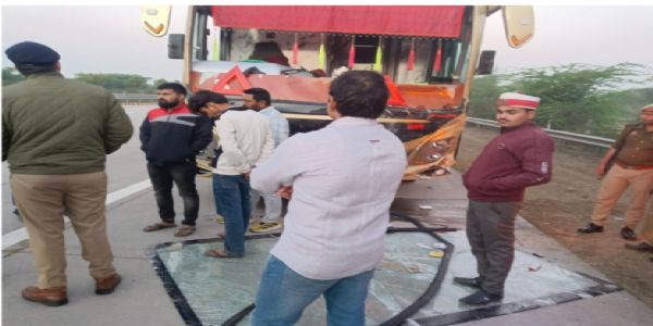 ಉತ್ತರಪ್ರದೇಶದಲ್ಲಿ ಭೀಕರ ಅಪಘಾತ: ಡಬಲ್ ಡೆಕ್ಕರ್ ಬಸ್–ಕಾರ್ ಡಿಕ್ಕಿ, 6 ಸಾವು