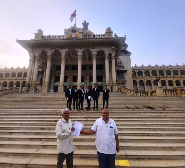 ರಾಜ್ಯದ ಕುರಿಗಾಯಿಗಳಿಗೆ ರಕ್ಷಣೆ ನೀಡುವಂತೆ ಒತ್ತಾಯಿಸಿ ಕೋಲಾರದ ರವೀಂದ್ರನಾಥ್ ರಾಜ್ಯ ಮುಖ್ಯ ಕಾರ್ಯದರ್ಶಿಗಳಿಗೆ ಮನವಿ ಸಲ್ಲಿಸಿದ್ದಾರೆ. ರಾಜ್ಯದ ಕುರಿಗಾಯಿಗಳಿಗೆ ರಕ್ಷಣೆ ನೀಡುವಂತೆ ಒತ್ತಾಯಿಸಿ ಕೋಲಾರದ ರವೀಂದ್ರನಾಥ್ ರಾಜ್ಯ ಮುಖ್ಯ ಕಾರ್ಯದರ್ಶಿಗಳಿಗೆ ಮನವಿ ಸಲ್ಲಿಸಿದ್ದಾರೆ.