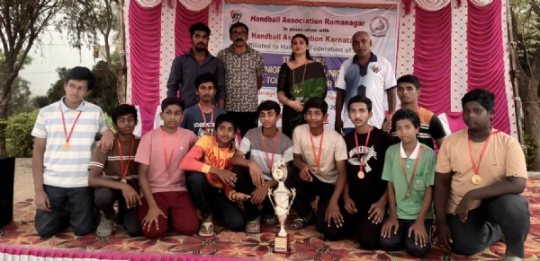 ಕರ್ನಾಟಕ ಹ್ಯಾಂಡ್ ಬಾಲ್ ಅಸೋಸಿಯೇಷನ್ (ರಿ ) ಬೆಂಗಳೂರು ವತಿಯಿಂದ ರಾಮನಗರದ ಕೇಂಬ್ರಿಡ್ಜ್ ಸ್ಕೂಲ್ ಆಫ್ ಎಜುಕೇಶನ್ ಆಟದ ಮೈದಾನದಲ್ಲಿ ನಡೆದ ರಾಜ್ಯಮಟ್ಟದ ಹ್ಯಾಂಡ್ ಬಾಲ್ ಸ್ಪರ್ಧೆಯಲ್ಲಿ ಕೋಲಾರ ತಾಲೂಕಿನ  ವಕ್ಕಲೇರಿಯ ಜವಾಹರ್ ನವೋದಯ ವಿದ್ಯಾಸಂಸ್ಥೆಯ ವಿದ್ಯಾರ್ಥಿಗಳು ರಾಷ್ಟçಮಟ್ಟಕ್ಕೆ ಆಯ್ಕೆಯಾಗಿದ್ದಾರೆ.