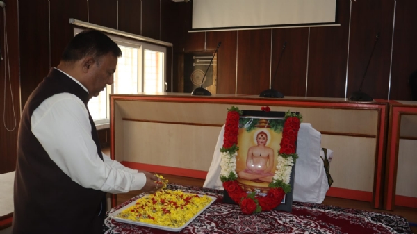 ಕೋಲಾರ ಜಿಲ್ಲಾ ಪಂಚಾಯಿತಿಯಲ್ಲಿ ನಡೆದ ಮಹಾವೀರ ಜಯಂತಿಯನ್ನು ಮುಖ್ಯ ಕಾರ್ಯನಿರ್ವಹಣಾಧಿಕಾರಿ ಡಾ.ಪ್ರವೀಣ್ ಬಾಗೇವಾಡಿ ಉದ್ಘಾಟಿಸಿದರು.