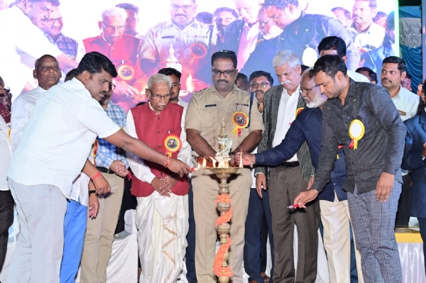 ವಿದ್ಯಾರ್ಥಿಗಳು ಆದರ್ಶಗಳನ್ನು ಅಳವಡಿಸಿಕೊಳ್ಳಿ