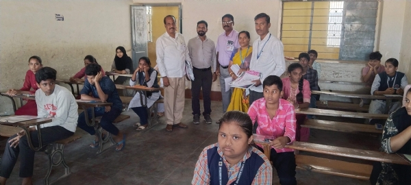 ಕೋಲಾರದ ಅಂಜುಮಾನ್ ಅಲಮಿನ್ ಪ್ರೌಢಶಾಲೆ ಪರೀಕ್ಷಾ ಕೇಂದ್ರದಲ್ಲಿ ಎಸ್.ಎಸ್.ಎಲ್.ಸಿ. ಹಿಂದಿ ಪರೀಕ್ಷೆಗೆ ವಿದ್ಯಾರ್ಥಿಗಳು ಹಾಜರಾದರು.