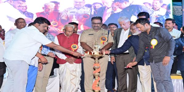 ವಿದ್ಯಾರ್ಥಿಗಳು ಆದರ್ಶಗಳನ್ನು ಅಳವಡಿಸಿಕೊಳ್ಳಿ