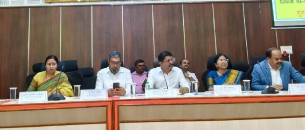 ಕೋಲಾರದಲ್ಲಿ ಜಿಲ್ಲಾ ಉಸ್ತುವಾರಿ ಸಚಿವ ಭೈರತಿ ಸುರೇಶ್ ಅಧ್ಯಕ್ಷತೆಯಲ್ಲಿ ಕರ್ನಾಟಕ ಅಭಿವೃದ್ದಿ ಯೋಜನೆಗಳ ಪ್ರಗತಿ ಪರಿಶೀಲನೆ ನಡೆಯಿತು.