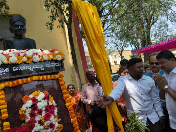 ಕೋಲಾರ ಕನ್ನಡ ಮತ್ತು ಸಂಸ್ಕೃತಿ ಇಲಾಖೆಯ ಆವರಣದಲ್ಲಿ ಮಾಜಿ ಸಚಿವ ದಿವಂಗತ ಟಿ. ಚನ್ನಯ್ಯನವರ ಪುತ್ಥಳಿಯನ್ನು ಸಚಿವ ಭೈರತಿ ಸುರೇಶ್ ಅನಾವರಣ ಮಾಡಿದರು.