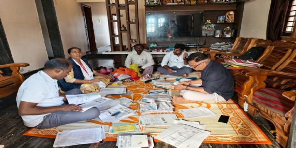 ಶಿರಹಟ್ಟಿ ಬಿಸಿಎಂ ಅಧಿಕಾರಿ ಮನೆ, ಕಚೇರಿಗಳ ಮೇಲೆ ಲೋಕಾಯುಕ್ತ ದಾಳಿ