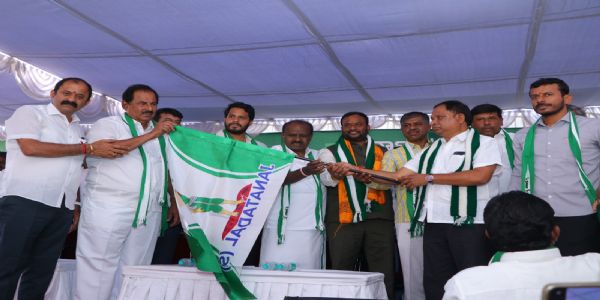 ಮಾಲೂರಿನ ಹೂಡಿ ವಿಜಯ್ ಕುಮಾರ್ ಸೇರ್ಪಡೆಯಿಂದ ಪಕ್ಷಕ್ಕೆ ಬಲ ಎಂದ ನಿಖಿಲ್ ಕುಮಾರಸ್ವಾಮಿ