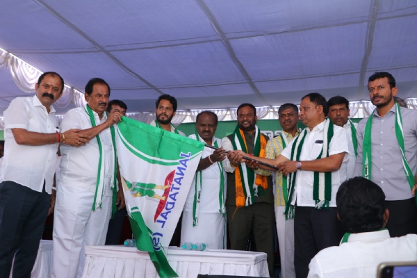 ಮಾಲೂರಿನ ಸ್ವಾಭಿಮಾನಿ ಜನತಾ ಪಕ್ಷತಾ ಸಂಸ್ಥಾಪಕ ಹೂಡಿ ವಿಜಯಕುಮಾರ್ ಪಕ್ಷವನ್ನು ಜನತಾ ಪಕ್ಷದೊಂದಿಗೆ ವಿಲೀನಗೊಳಿಸಿ ಬೆಂಗಳೂರಿನಲ್ಲಿ ಜೆಡಿಎಸ್ಗೆ ಸೇರ್ಪಡೆಯಾದರು.