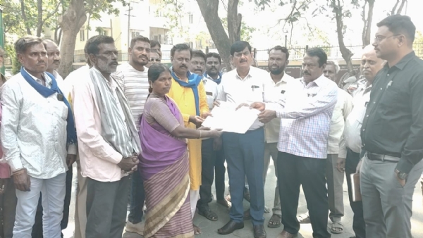 ಕೋಲಾರ ತಾಲ್ಲೂಕಿನ ಮಾರ್ಜೆನಹಳ್ಳಿ ಗ್ರಾಮ ಪಂಚಾಯಿತಿ ಅಭಿವೃದ್ಧಿ ಅಧಿಕಾರಿ ದುರಾಡಳಿ ವಿರೋಧಿಸಿ ಕೋಲಾರ ಜಿಲ್ಲಾ ಪಂಚಾಯಿತಿ ಮುಂದೆ ಪ್ರತಿಭಟನೆ ನಡೆಸಲಾಯಿತು.