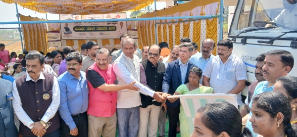 ಕೋಲಾರ ತಾಲೂಕಿನ ವೇಮಗಲ್ ಸರಕಾರಿ ಆಸ್ಪತ್ರೆಯಲ್ಲಿ ರೋಟರಿ ಹಾಗೂ ಆಸ್ಟೆರ್ ಆಸ್ಪತ್ರೆಯ ಸಹಯೋಗದಲ್ಲಿ ಆಯೋಜಿಸಲಾಗಿದ್ದ ಮೂರ್ಛೆ ರೋಗ ಮುಕ್ತ ಕೋಲಾರ ಜಿಲ್ಲೆಯ ಅಭಿಯಾನದ ಮೊದಲ ತಪಾಸಣಾ ಶಿಬಿರವನ್ನು ಜಿಲ್ಲಾಧಿಕಾರಿ ಡಾ.ಎಂ.ಆರ್.ರವಿ ವಿಶೇಷ ಚಿಕಿತ್ಸಾ ವಾಹನಕ್ಕೆ ಹಸಿರು ನಿಶಾನೆ ತೋರಿದರು.