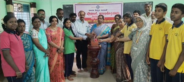 ಕೋಲಾರ ಜಿಲ್ಲಾ ಶಾಲಾ ಶಿಕ್ಷಣ ಇಲಾಖೆ ಉಪನಿರ್ದೇಶಕಿ ಅಲ್ಮಾಸ್ ಫರ್ವೀನ್ ತಾಜ್ ಕೋಲಾರ ತಾಲ್ಲೂಕಿನ ಅರಾಭಿಕೊತ್ತನೂರು ಸರ್ಕಾರಿ ಪ್ರೌಢಶಾಲೆಯಲ್ಲಿ ಈ ಶೈಕ್ಷಣಿಕ ಸಾಲಿನ ಕೊನೆಯ ಪೋಷಕ-ಶಿಕ್ಷಕರ ಮಹಾಸಭೆಗೆ ಚಾಲನೆ ನೀಡಿ ಮಾತನಾಡಿದರು.