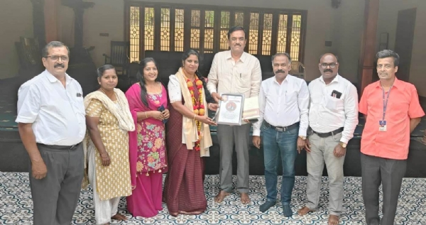 ಕರ್ನಾಟಕ ಜ್ಞಾನ ವಿಜ್ಞಾನ ಜಿಲ್ಲಾ ಸಮಿತಿಯಿಂದ ಅನಿತಾ ಕೌಲ್ ಉತ್ತಮ ಶಿಕ್ಷಕಿ ಪ್ರಶಸ್ತಿಯನ್ನು ಕೋಲಾರದಲ್ಲಿ ಕೆ.ಸಿ. ಪದ್ಮಾವತಿಯವರಿಗೆ ವಿಧಾನ ಪರಿಷತ್ ಸದಸ್ಯ ಗೋವಿಂದರಾಜು ಪ್ರದಾನ ಮಾಡಿದರು.
