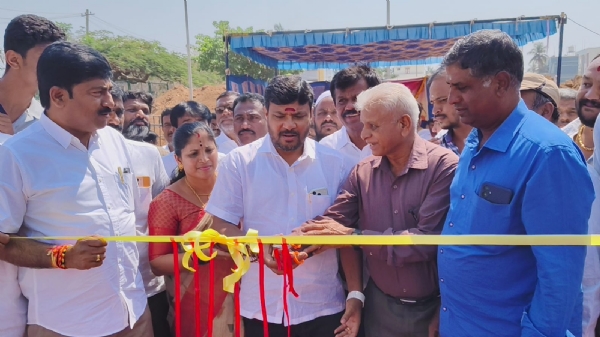 ಕೋಲಾರ ಶಾಸಕ ಕೊತ್ತೂರು ಮಂಜುನಾಥ್ ವಿವಿಧ ಕಾಮಗಾರಿಗಳಿಗೆ ಶನಿವಾರ ಗುದ್ದಲಿ ಪೂಜೆ ನೆರವೇರಿಸಿದರು.