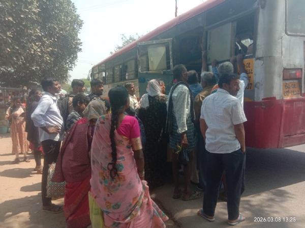 ಕೋಲಾರ ಜಿಲ್ಲೆಯ ವೇಮಗಲ್ ಪಟ್ಟಣದಲ್ಲಿ ಸಮರ್ಪಕವಾದ ಸಾರಿಗೆ ಸೌಲಭ್ಯ ಇಲ್ಲದ ಕಾರಣ ಪ್ರತಿನಿತ್ಯ ಪ್ರಯಾಣಿಕರು ಪರದಾಡಬೇಕಾಗಿದೆ.