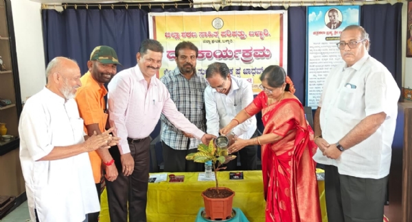 ವಚನಗಾರ್ತಿಯರು ಕಾಯಕ ತತ್ವ ಮತ್ತು ದಾಸೋಹದ ಮಹತ್ವವನ್ನು ವಿಶ್ವಕ್ಕೇ ಸಾರಿದರು : ಡಾ. ಕೆ.ಎಸ್. ಶಿವಪ್ರಕಾಶ್ ವಚನಗಾರ್ತಿಯರು ಕಾಯಕ ತತ್ವ ಮತ್ತು ದಾಸೋಹದ ಮಹತ್ವವನ್ನು ವಿಶ್ವಕ್ಕೇ ಸಾರಿದರು : ಡಾ. ಕೆ.ಎಸ್. ಶಿವಪ್ರಕಾಶ್