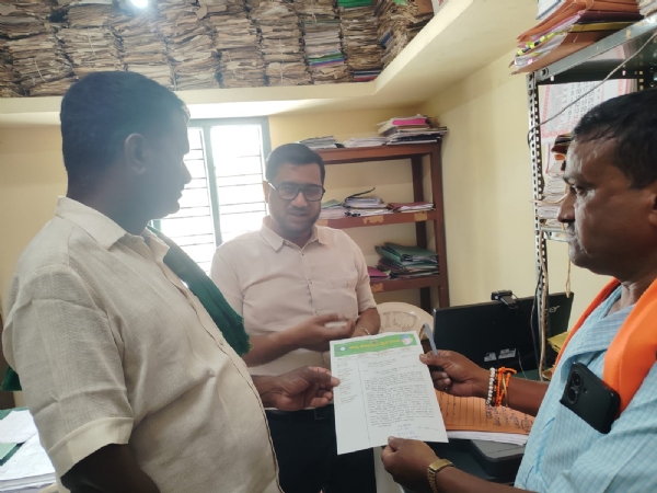 ಕೆಜಿಎಫ್ ತಾಲ್ಲೂಕಿನ ಬೇತಮಂಗಲದಲ್ಲಿ ರೈತರು ಮತ್ತು ಸಾರ್ವಜನಿಕರು ಶೋಷಣೆ ಮಾಡುತ್ತಿರುವ ಲೇವಾದೇವಿ ಸಂಸ್ಥೆಯ ವಿರುದ್ಧ ಕ್ರಮಕ್ಕೆ ಒತ್ತಾಯಿಸಿ ಸಹಕಾರ ಸಂಘಗಳ ಉಪ ನಿಬಂಧಕರಿಗೆ ರೈತ ಸಂಘದಿ0ದ ಮನವಿ ಸಲ್ಲಿಸಲಾಯಿತು.