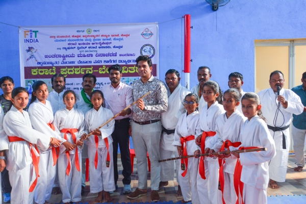 ಕರಾಟೆ ಕಲಿಕೆ ವಿದ್ಯಾರ್ಥಿನಿಯರಿಗೆ ಕಡ್ಡಾಯವಾಗಲಿ - ವಿಠ್ಠಲ್ ಜಾಬಗೌಡರ