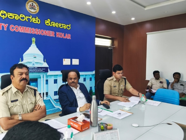 ಕೋಲಾರ ಜಿಲ್ಲಾಧಿಕಾರಿ ಡಾ.ಎಂ.ಆರ್.ರವಿ ರಸ್ತೆ ಸುರಕ್ಷತಾ ಸಮಿತಿಯ ಸಭೆ ನಡೆಸಿದರು ಕೋಲಾರ ಜಿಲ್ಲಾಧಿಕಾರಿ ಡಾ.ಎಂ.ಆರ್.ರವಿ ರಸ್ತೆ ಸುರಕ್ಷತಾ ಸಮಿತಿಯ ಸಭೆ ನಡೆಸಿದರು