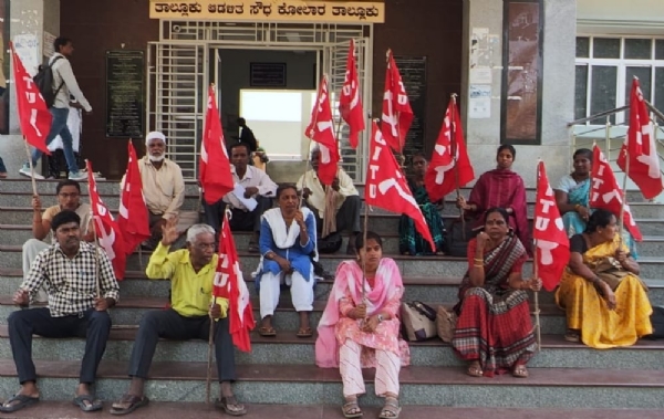 ಹೊಸ ಕಾರ್ಮಿಕ ಕಾಯ್ದೆಗಳನ್ನು ಜಾರಿಮಾಡುತ್ತಿರುವುದನ್ನು ವಿರೋಧಿಸಿ ಸಿ.ಐ.ಟಿ.ಯು ಕಾರ್ಮಿಕ ಸಂಘಟನೆಯ ಆಶ್ರಯದಲ್ಲಿ ಕೋಲಾರ ತಾಲ್ಲೂಕು ಕಛೇರಿಯ ಮುಂದೆ ಪ್ರತಿಭಟನೆ ಮಾಡಲಾಯಿತು.