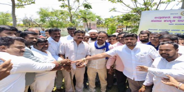 ಅಂಬೇಡ್ಕರ್ ಪ್ರತಿಮೆ ನಿರ್ಮಾಣಕ್ಕೆ ಗುದ್ದಲಿಪೂಜೆ